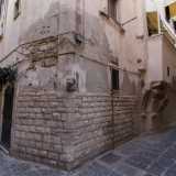 Ma non � finita qui. Perch� ad angolo con Arco del Carmine un�altra curiosa scultura arricchisce l�insolita galleria d�arte a cielo aperto